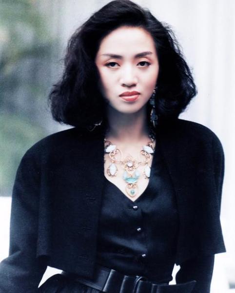2002年凭借电影《男人四十》获得第6届中国长春电影节最佳女主角奖、第2届华语电影传媒大奖最佳女主角奖