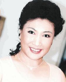 中国著名喜剧女演员。1982年进入扶余县民间艺术团做演员，1986年获国家二级演员职称，1992年辞职做个体演员，出演过许多小品和影视剧