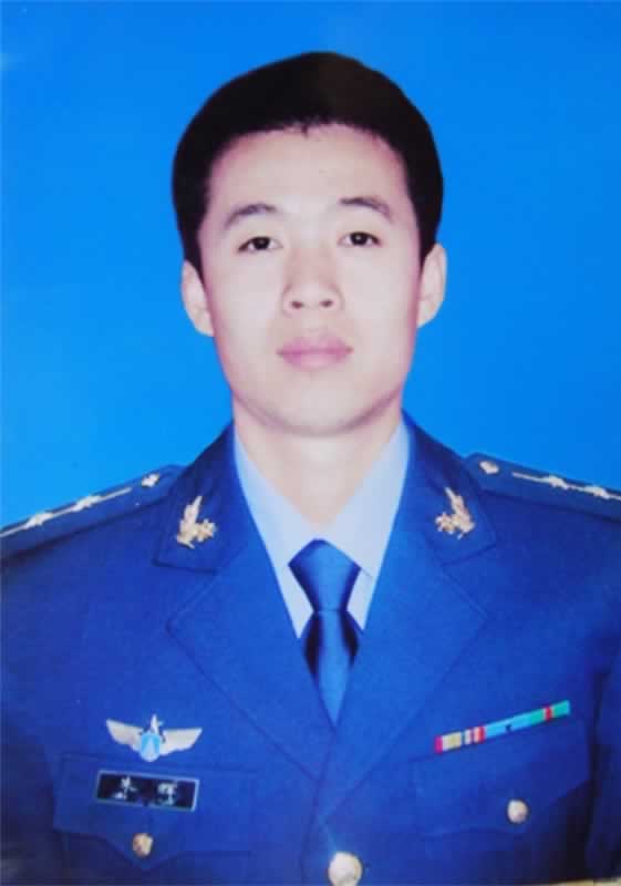 朱辉，男，河南省安阳人，2007年8月13日下午6时许，朱辉奉命驾机飞上蓝天执行飞行训练任务时，因飞机突发故障，为了百姓的生命財产安全不幸壮烈牺牲，牺牲时年仅24岁。