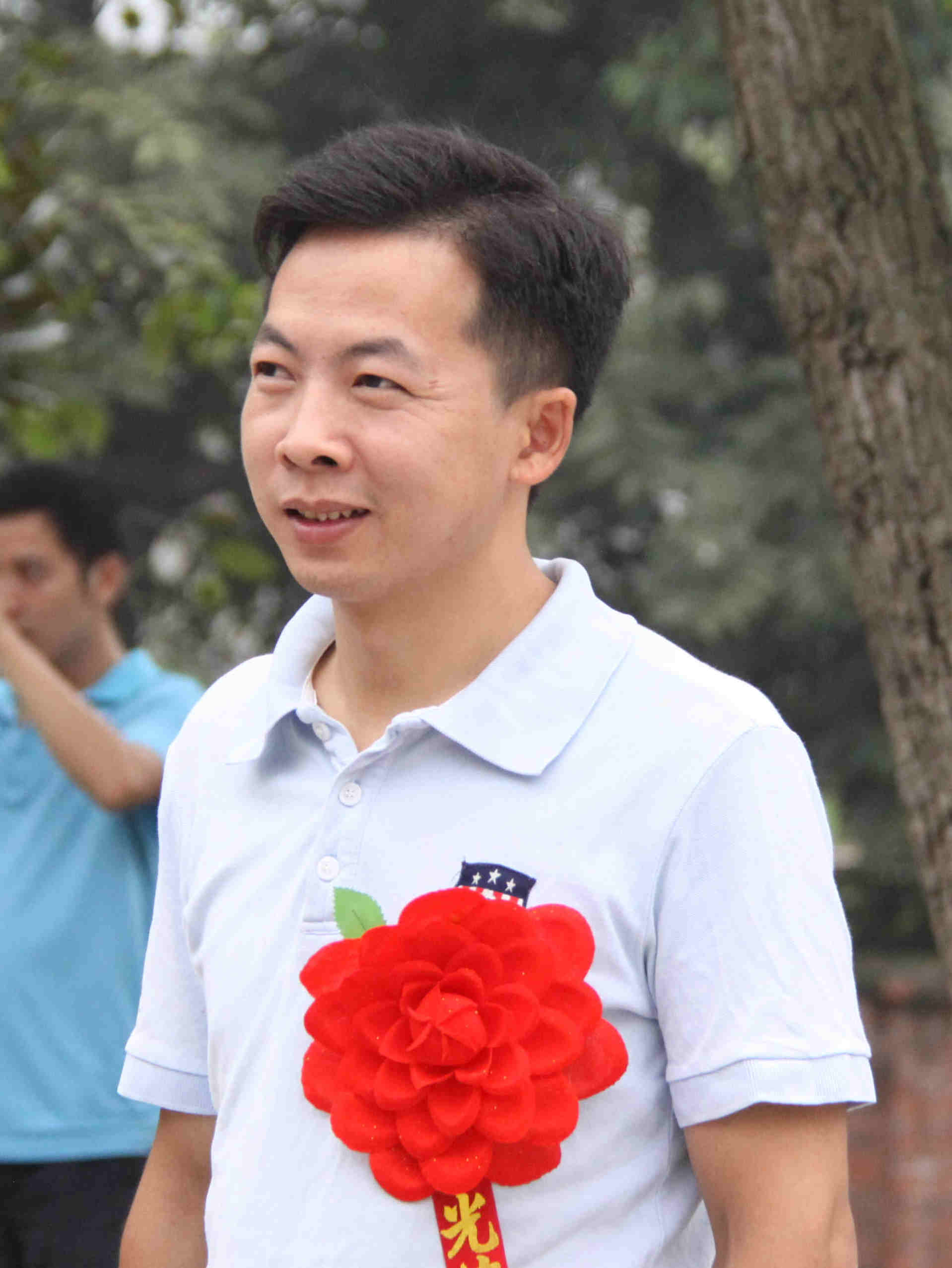 杨钦他牵头的“常青藤”在集体的共同努力下，秉持了“零经费助学”、“零距离沟通”、“长期‘跟踪’孩子成长”的助学理念，在盐津地区共发起一对一结对资助贫困学生342人。