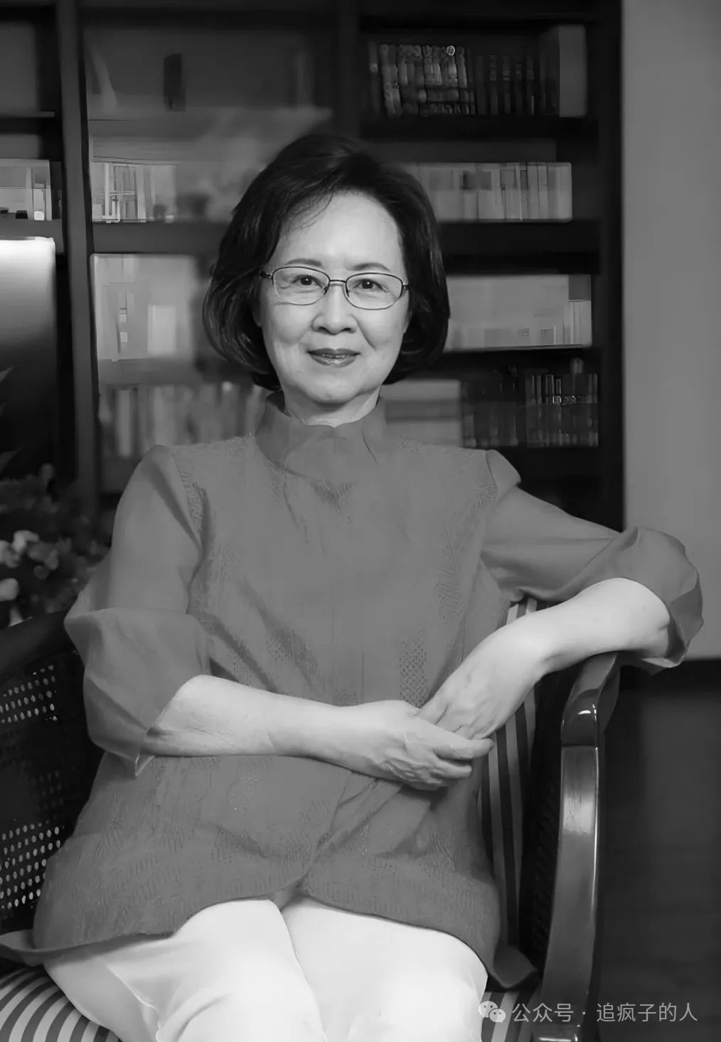 琼瑶（1938年4月20日-2024年12月4日），本名陈喆，出生于四川成都，祖籍湖南衡阳，中国当代作家、编剧、影视制作人。

1949年，随父母由大陆到台湾生活，中学时开始写作生涯。1955年，以心如为笔名发表小说《云影》。1963年，经历了一段无果的师生恋后，她推出了首部长篇小说《窗外》，并因此成名 。次年，出版长篇小说《烟雨濛濛》与小说集《六个梦》等作品。1975年，长篇小说《在水一方》问世。1985年，涉足影视剧制作，推出的电视剧《几度夕阳红》大获成功。1989年，出版自传《我的故事》。之后频繁描绘的痛苦婚外恋成为其作品的常见主题。1990-1993年，制作的电视剧《婉君》《梅花烙》等播出。1998年，编剧并制作的电视剧《还珠格格》播出，后获第17届中国电视金鹰奖最佳长篇电视连续剧。2001年，编剧并制作的电视剧《情深深雨濛濛》播出。 [2-3]2018年，整理出版《琼瑶全集》。 2019年，完成长篇小说《梅花英雄梦》。 

琼瑶多年笔耕不辍，代表作包括《烟雨濛濛》《几度夕阳红》《心有千千结》《一帘幽梦》《在水一方》《庭院深深》等。多部作品先后改编成为电影及电视剧。其中《还珠格格》三部曲、《烟雨濛濛》等播出时，可谓万人空巷，成为几代观众的共同记忆。在读者们眼中，琼瑶的作品文笔流畅优美，故事曲折动人，意境清新浪漫，充满着对于梦的憧憬和爱的执着。其作品与流行文化紧密结合，在两岸三地广为流传。

2024年12月4日13时22分许，琼瑶在台湾省新北市淡水区家中去世，终年86岁。